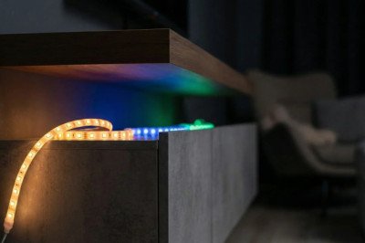 شريط LED: الدليل الهندسي الشامل لاختيار وتركيب أنظمة الإضاءة المخفية والبروفايل كالمحترفين