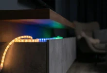 شريط LED: الدليل الهندسي الشامل لاختيار وتركيب أنظمة الإضاءة المخفية والبروفايل كالمحترفين