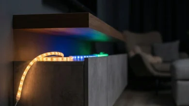 شريط LED: الدليل الهندسي الشامل لاختيار وتركيب أنظمة الإضاءة المخفية والبروفايل كالمحترفين